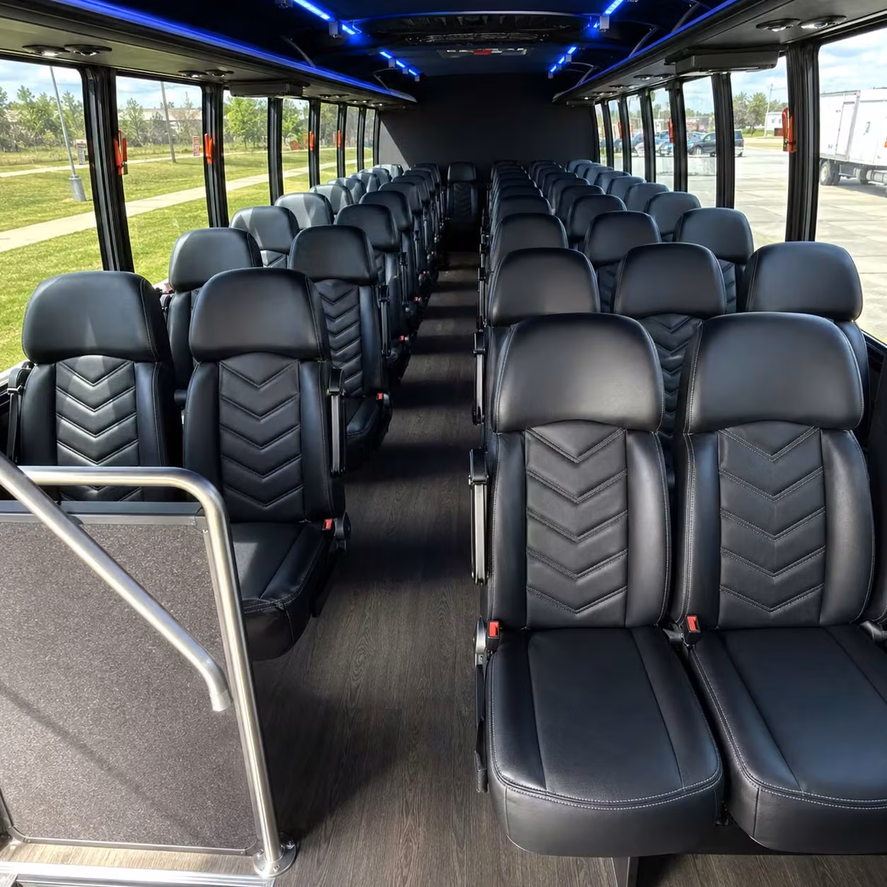 paramount 30 passenger minibus rental